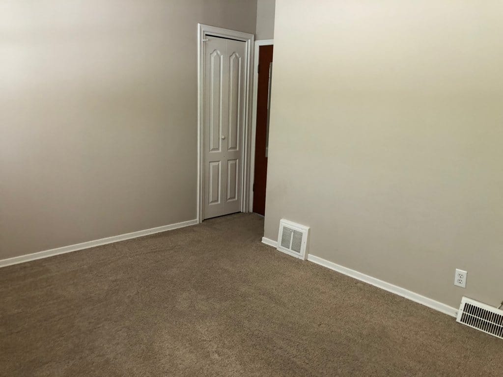 East bedroom, smaller closet.